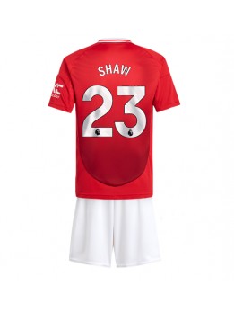 Detské Futbalové oblečenie Manchester United Luke Shaw #23 2024-25 Krátky Rukáv - Domáci (+ trenírky)